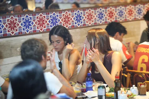 
					Bruna Marquezine exibe novo visual na praia e almoça com Sasha; FOTOS
				
				