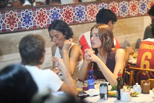 
					Bruna Marquezine exibe novo visual na praia e almoça com Sasha; FOTOS
				
				