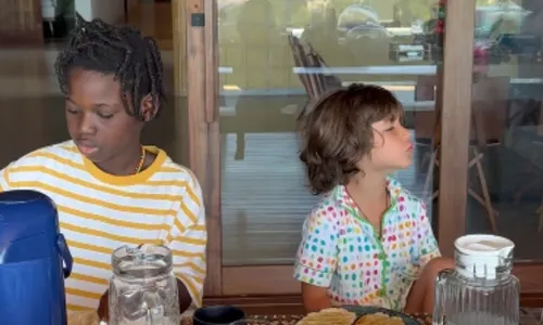 
					Bruno Gagliasso posta álbum raro com família na Bahia; veja fotos
				
				