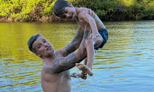 
					Bruno Gagliasso posta álbum raro com família na Bahia; veja fotos
				
				