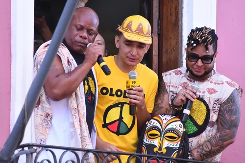 
					Caetano Veloso e João Gomes acompanham saída do Olodum no Pelourinho
				
				