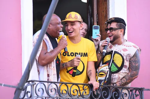 
					Caetano Veloso e João Gomes acompanham saída do Olodum no Pelourinho
				
				