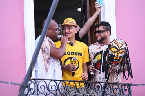 
					Caetano Veloso e João Gomes acompanham saída do Olodum no Pelourinho
				
				