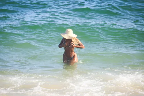 
					Câmera flagra médico fugindo de Cariúcha após confusão em festa; VÍDEO
				
				