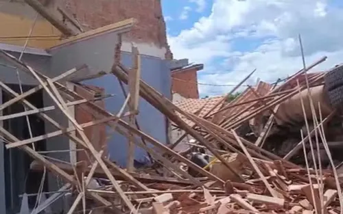 
					Caminhão destrói casas e deixa bebê e criança feridos na Bahia
				
				