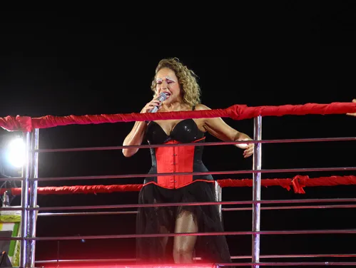 
					Carnaval 2026: Daniela Mercury causa ao abrir desfile no chão
				
				