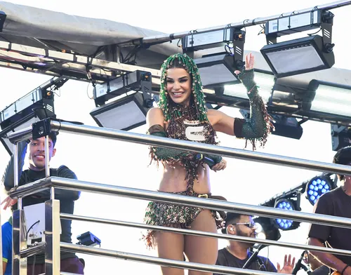 
					Carnaval 2026: Mari Antunes coloca o corpo para jogo com look ousado
				
				