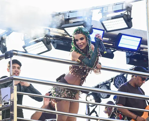 
					Carnaval 2026: Mari Antunes coloca o corpo para jogo com look ousado
				
				