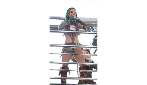 
					Carnaval 2026: Mari Antunes coloca o corpo para jogo com look ousado
				
				