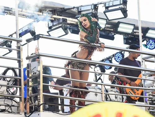 
					Carnaval 2026: Mari Antunes coloca o corpo para jogo com look ousado
				
				