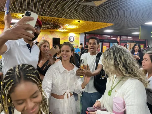 
					Famosos desembarcam em Salvador para o Carnaval 2026; FOTOS
				
				