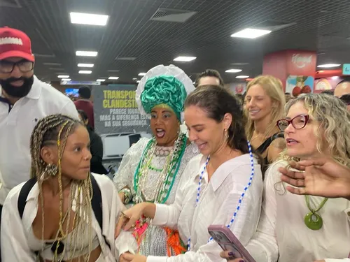 
					Carnaval 2026: Paolla Oliveira causa alvoroço em aeroporto de Salvador
				
				