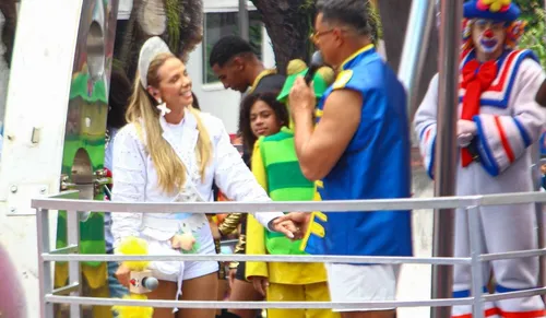 
					Carnaval: trios sofrem pane, Carlinhos Brown cita polêmica no 3° dia
				
				