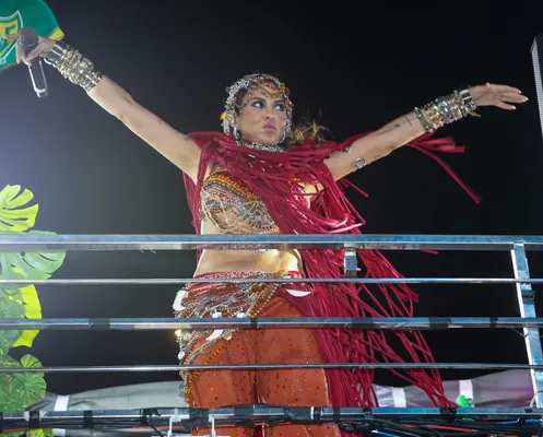 
					Carnaval: Alinne Rosa homenageia Ney Matogrosso com look surpreendente
				
				