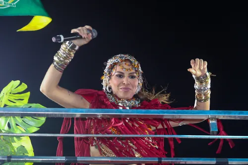
					Carnaval: Alinne Rosa homenageia Ney Matogrosso com look surpreendente
				
				