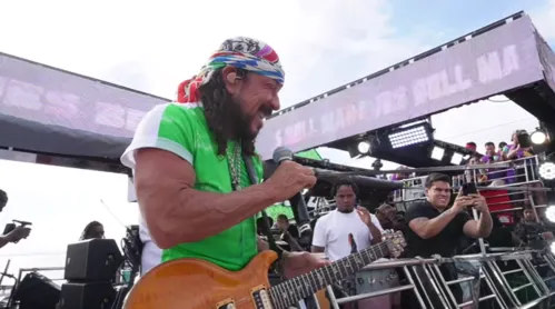 
					Carnaval: Bell Marques dá R$ 2 mil a ambulante com isopor quebrado
				
				