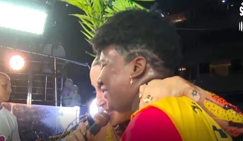 
					Carnaval: Claudia Leitte convida ambulante para trio e se emociona
				
				