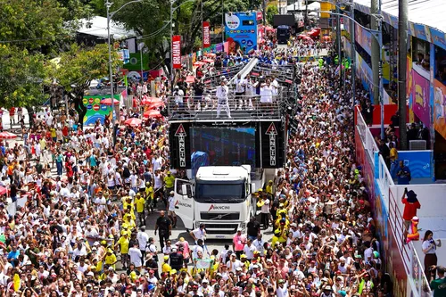 
					Carnaval: Léo Santana leva Liz, Daniela Mercury choca pipoca no 2º dia
				
				