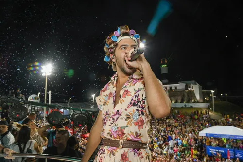 
					Carnaval: Lore Improta troca Léo Santana por Pedro Sampaio no 1º dia
				
				