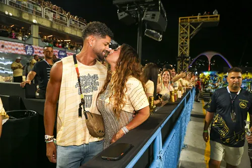
					Carnaval: Viviane Araújo dá beijão em marido na Sapucaí; FOTOS
				
				