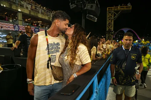 
					Carnaval: Viviane Araújo dá beijão em marido na Sapucaí; FOTOS
				
				