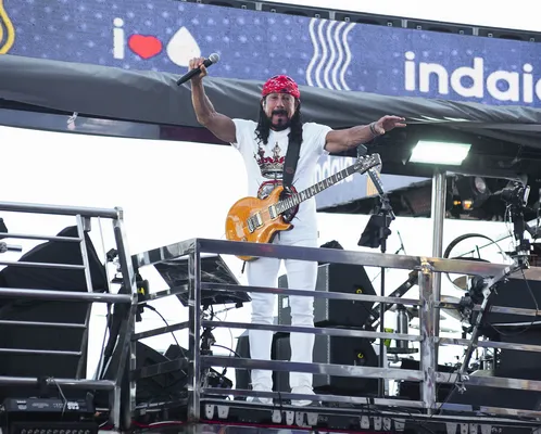 
					Carnaval: trios sofrem pane, Carlinhos Brown cita polêmica no 3° dia
				
				