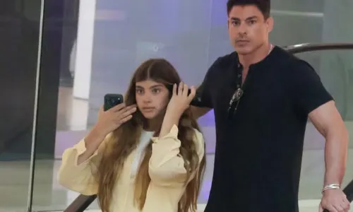 
					Cauã Reymond curte folga com filha e aparência da menina impressiona
				
				