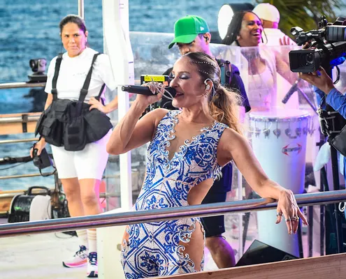 
					Claudia Leitte aposta em look inspirado em azulejos para Largadinho
				
				