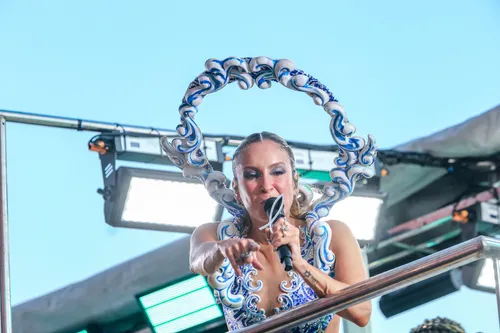 
					Claudia Leitte aposta em look inspirado em azulejos para Largadinho
				
				