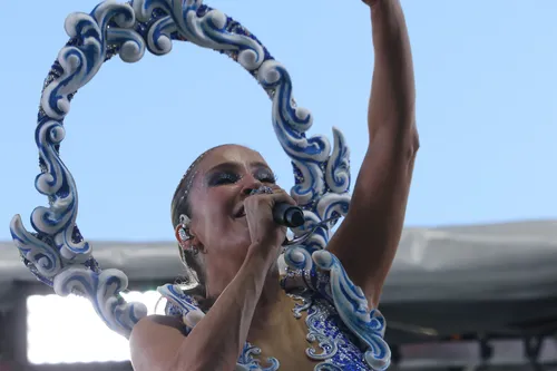 
					Claudia Leitte aposta em look inspirado em azulejos para Largadinho
				
				