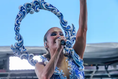 
					Claudia Leitte aposta em look inspirado em azulejos para Largadinho
				
				