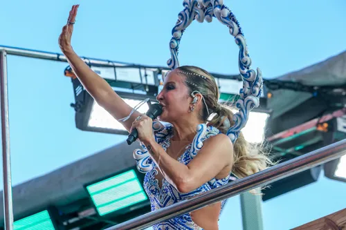 
					Claudia Leitte aposta em look inspirado em azulejos para Largadinho
				
				