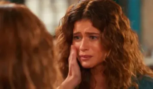 
					Coração Acelerado: Naiane arma nova emboscada e acaba na cama de canto
				
				