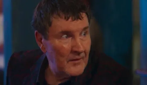 
					Coração Acelerado: João Raul descobre roubo do pai e surta
				
				