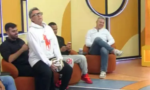 
					Craque Neto senta no colo de comentarista e provoca Virginia e Vini Jr
				
				