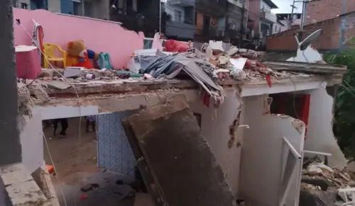 
					Criança fica soterrada após casa de dois andares desabar em Salvador
				
				