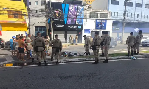 
					Criança morre e mulher é baleada em confronto de policiais e suspeitos
				
				