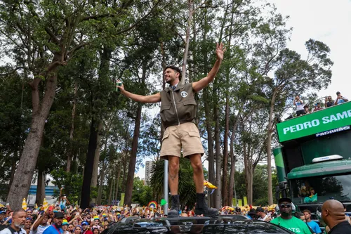 
					Daniela Mercury e Léo Santana brilham no Carnaval de rua de São Paulo
				
				