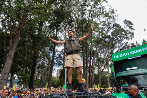 
					Daniela Mercury e Léo Santana brilham no Carnaval de rua de São Paulo
				
				