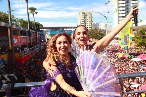 
					Daniela quase vira vampira e Ivete Sangalo reage no trio: 'Ia chupar'
				
				