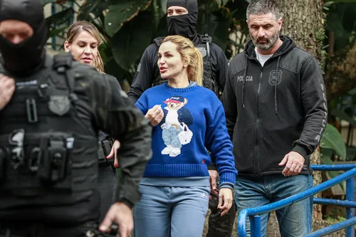 
					Mãe de Deolane Bezerra se revolta após prisão: 'Cortina de fumaça'
				
				