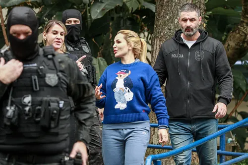 
					Deolane chega ao IML após prisão por lavagem de dinheiro; FOTOS
				
				