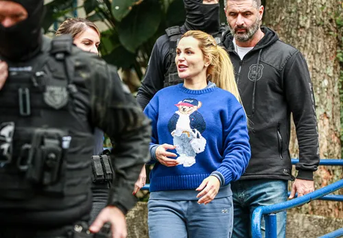 
					Deolane faz apelo e acusa silenciamento em carta: 'Nunca fui ouvida'
				
				