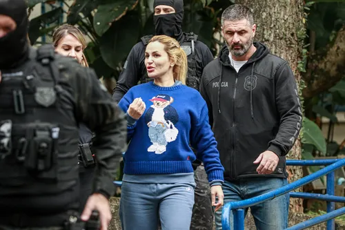 
					Cela exclusiva e mais: Deolane é denunciada por regalias na prisão
				
				