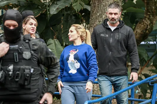 
					Deolane chega ao IML após prisão por lavagem de dinheiro; FOTOS
				
				