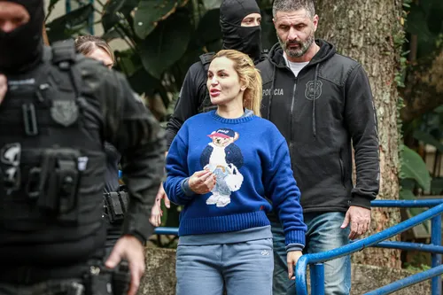 
					Deolane Bezerra mantinha notas de dinheiro espalhadas pela casa
				
				