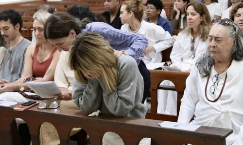 
					Dieckmann e mãe de Preta Gil não seguram emoção em missa a Preta Gil
				
				