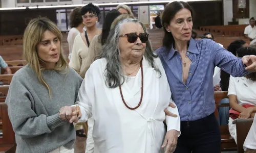 
					Dieckmann e mãe de Preta Gil não seguram emoção em missa a Preta Gil
				
				