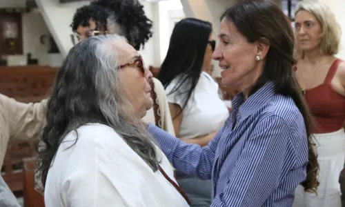 
					Dieckmann e mãe de Preta Gil não seguram emoção em missa a Preta Gil
				
				