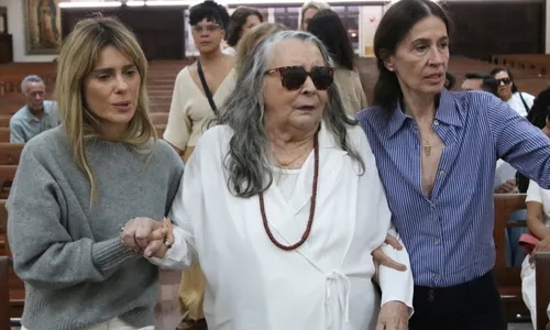 
					Dieckmann e mãe de Preta Gil não seguram emoção em missa a Preta Gil
				
				